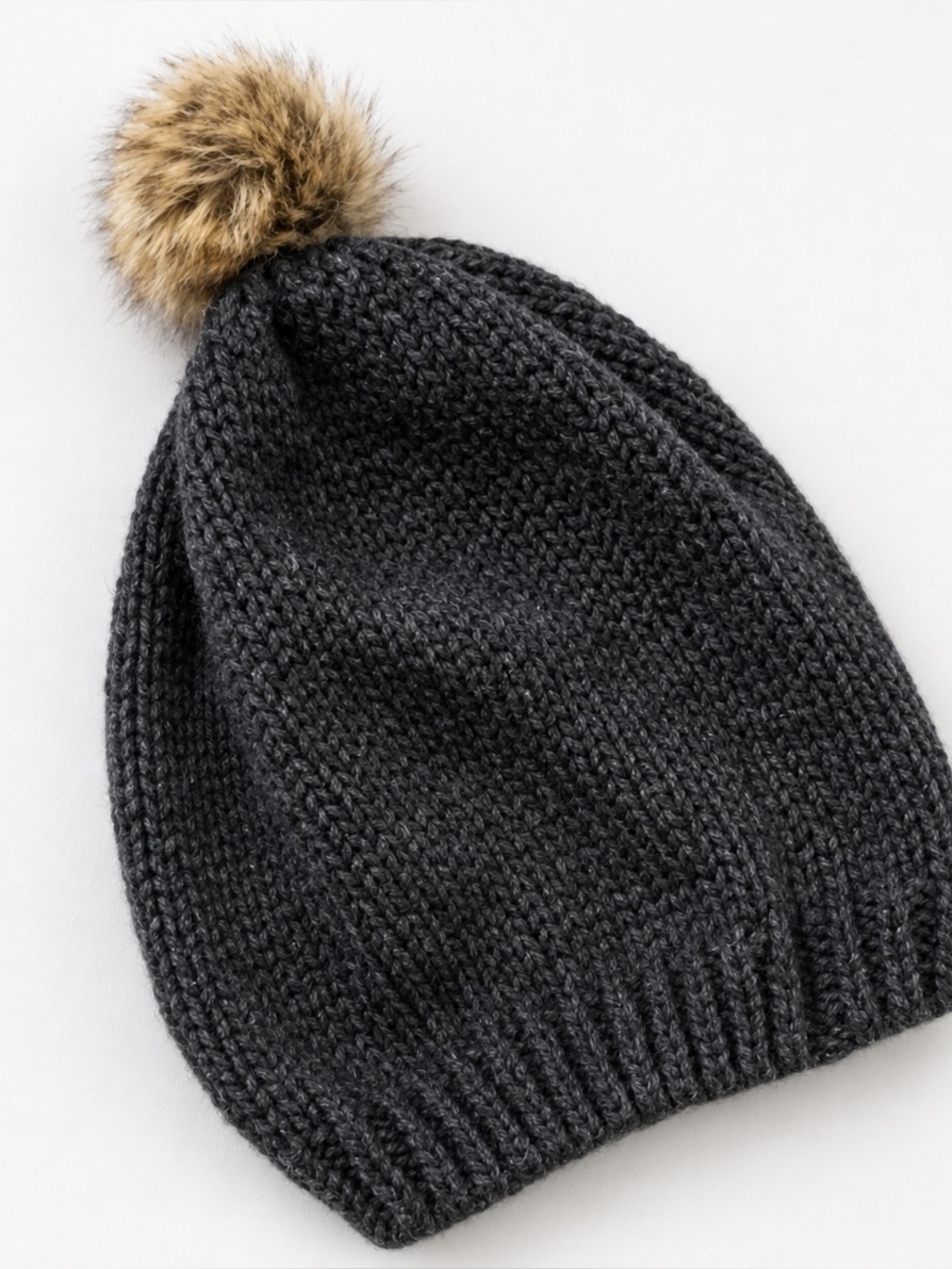Women’s acrylic beanie w/ fur Pom